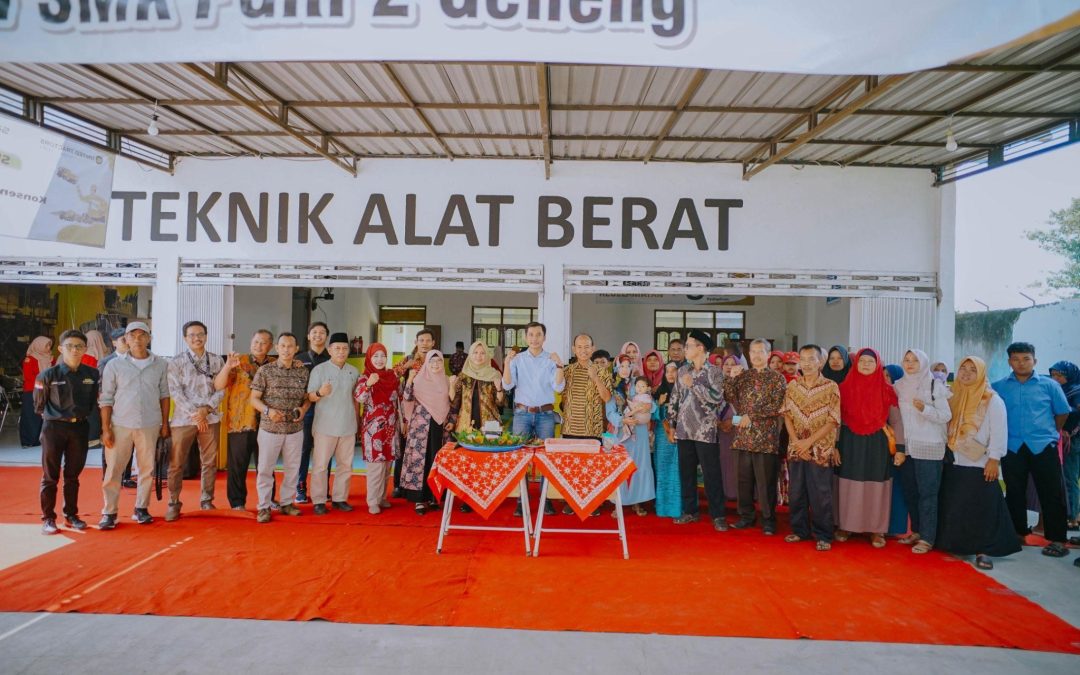 United Tractors Supports SMK PGRI, East Java Province to Opening the New Heavy Equipment Engineering Class