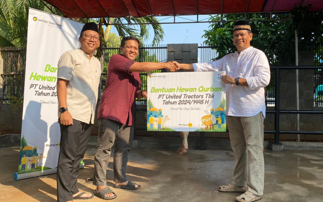 Celebrating Eid al-Adha, United Tractors Distributes 65 Goats and 6 Cows to the Surrounding Communities