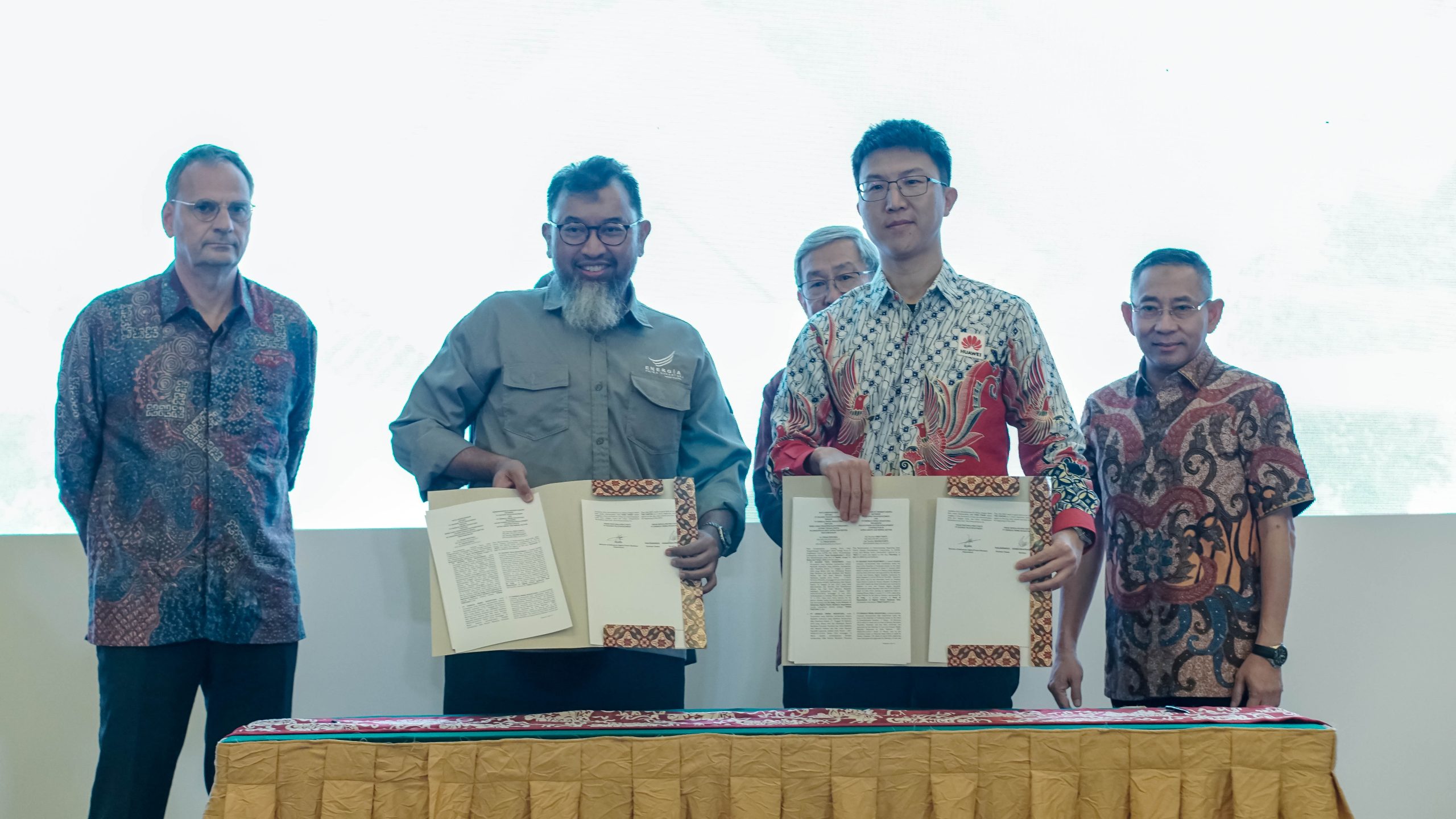 Director of Business Development EPN, Achmad Rizal Roesindrawan bersama Director of Indonesia Digital Power Business Department Huawei Indonesia, Jin Song melakukan perjanjian kerja sama Pengembangan Energi Terbarukan Berbasis Tenaga Surya (Dokumen: ASPINDO).