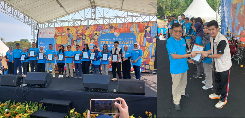 Foto bersama para penerima penghargaan dari PMI (foto kiri). Penyerahan penghargaan oleh Ketua Umum Palang Merah Indonesia Pusat, Dr. Drs. H. Muhammad Jusuf Kalla kepada perwakilan UT (foto kanan).