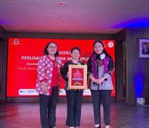 Sara K. Loebis, Corporate Secretary of United Tractors, received the 2024 Child-Friendly Company Award (PLA).