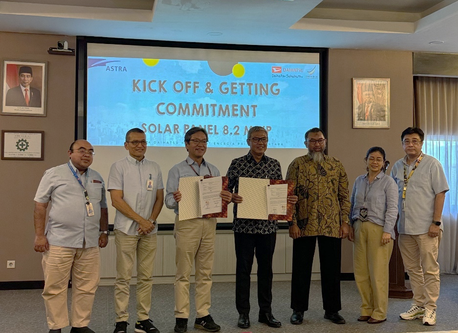 Foto bersama setelah melakukan penandatanganan Memorandum of Understanding (MoU) antara Energia Prima Nusantara dan Astra Daihatsu Motor.