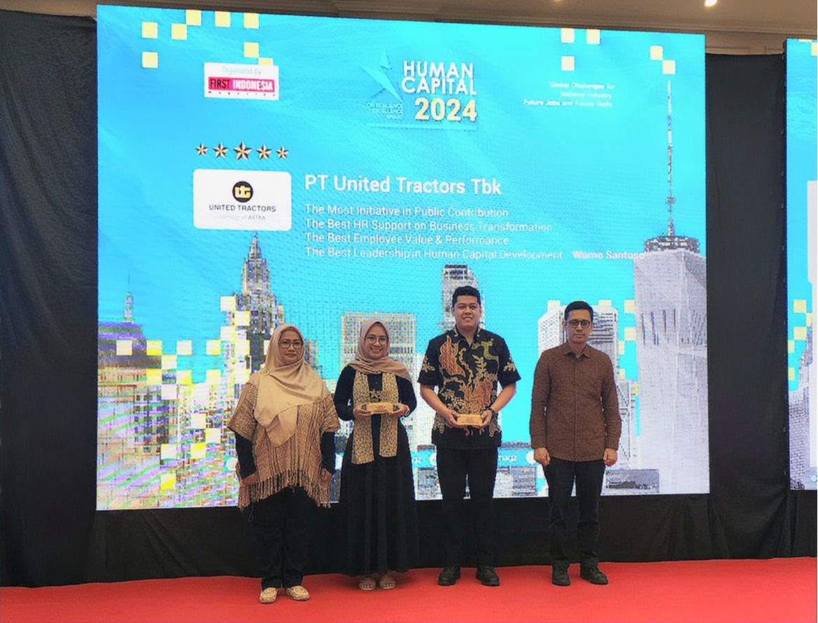 Penyerahan penghargaan Human Capital on Resilience Excellence Award (HCREA) 2024 kepada United Tractors (UT).