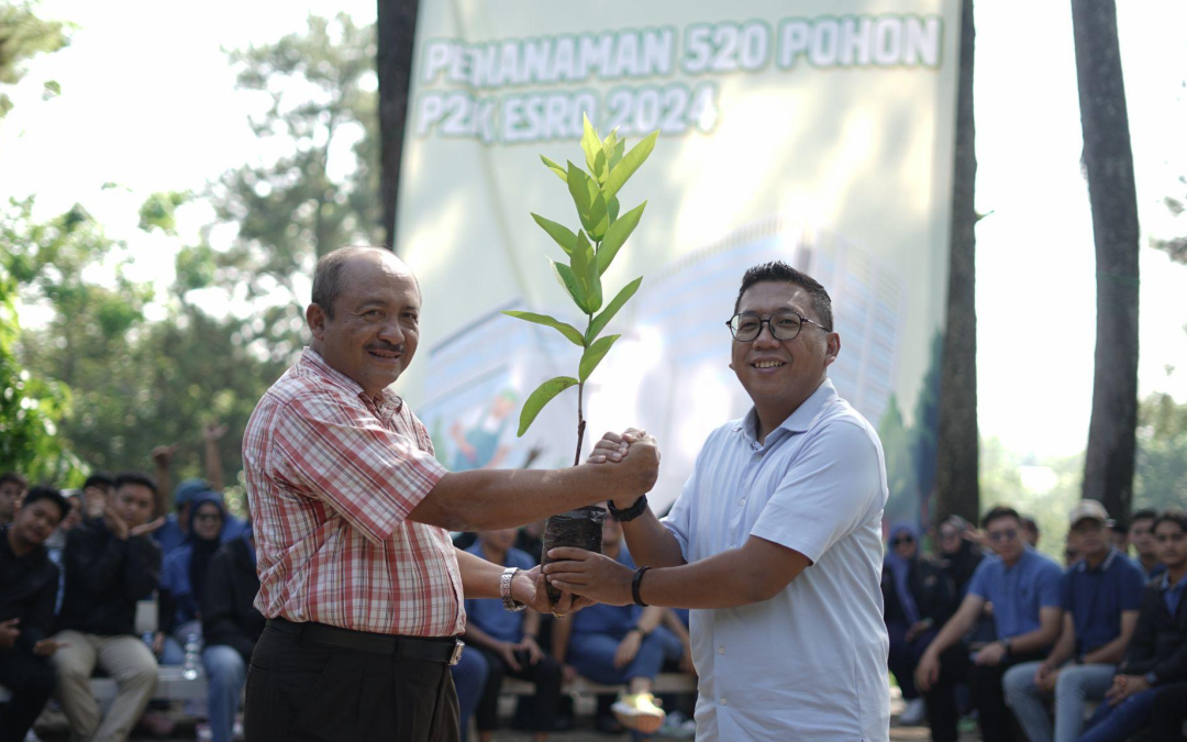 United Tractors Holds Employee Voluntary Through Teaching Practitioner Program at SMA Kornita and Plants 520 Trees at IPB