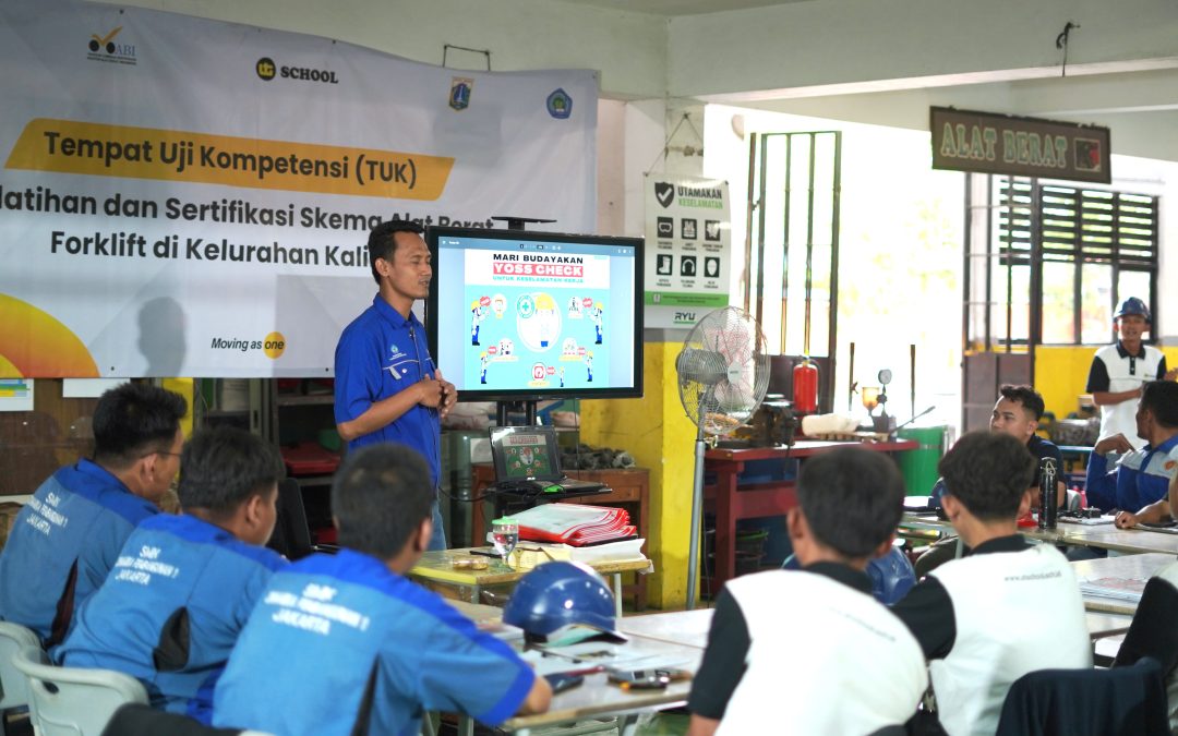 United Tractors Provides Forklift Heavy Equipment Scheme Training and Certification in Kalibaru Subdistrict, North Jakarta