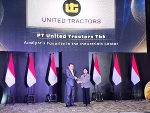 The award was presented to Sara K. Loebis, UT's corporate secretary, at the Main Hall of the Indonesia Stock Exchange in Jakarta.