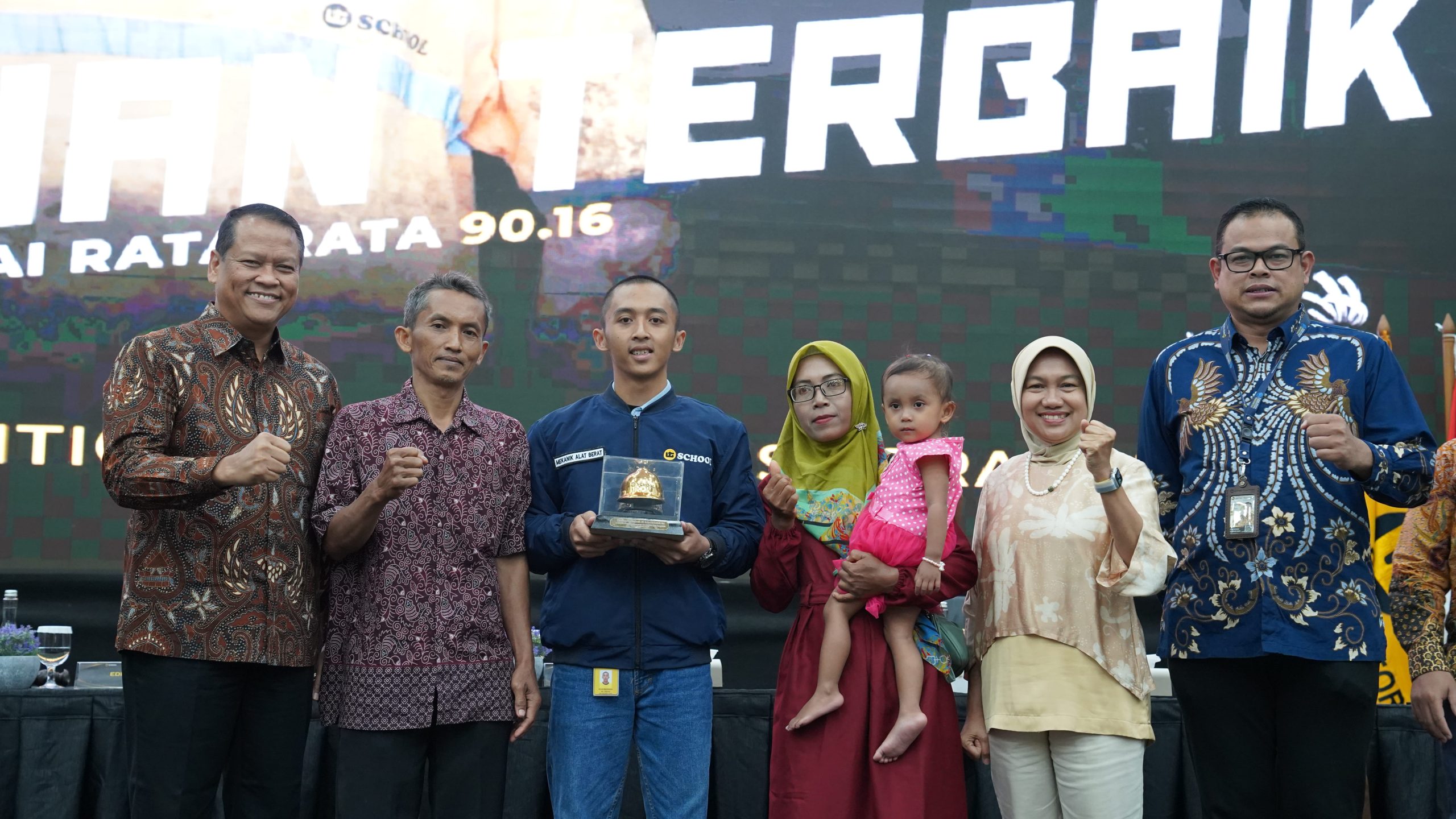 Foto bersama Edhie Sarwono; wisudawan terbaik UTS Jakarta, Reza Mahendra, dan keluarga; Endang Tri Handajani; dan Mochamad Hamdan Aziz. 