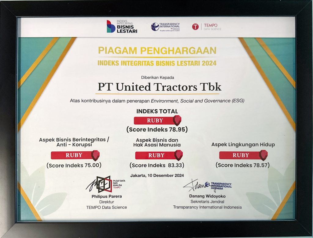 Piagam penghargaan Indeks Integritas Bisnis Lestari 2024 kategori RUBY yang diterima United Tractors.