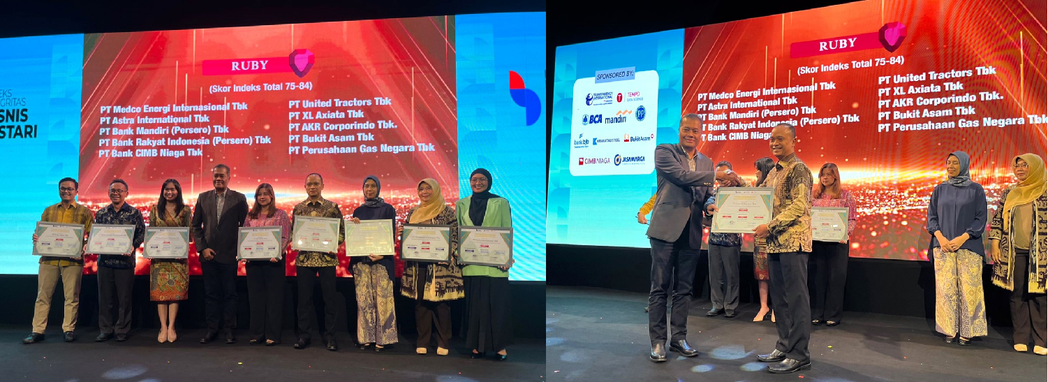 United Tractors receives the RUBY category award at the 2024 Sustainable Business Integrity Index Awards (left photo). The award certificate is presented to United Tractors' Investor Relations Manager, Ari Setiawan (right photo).