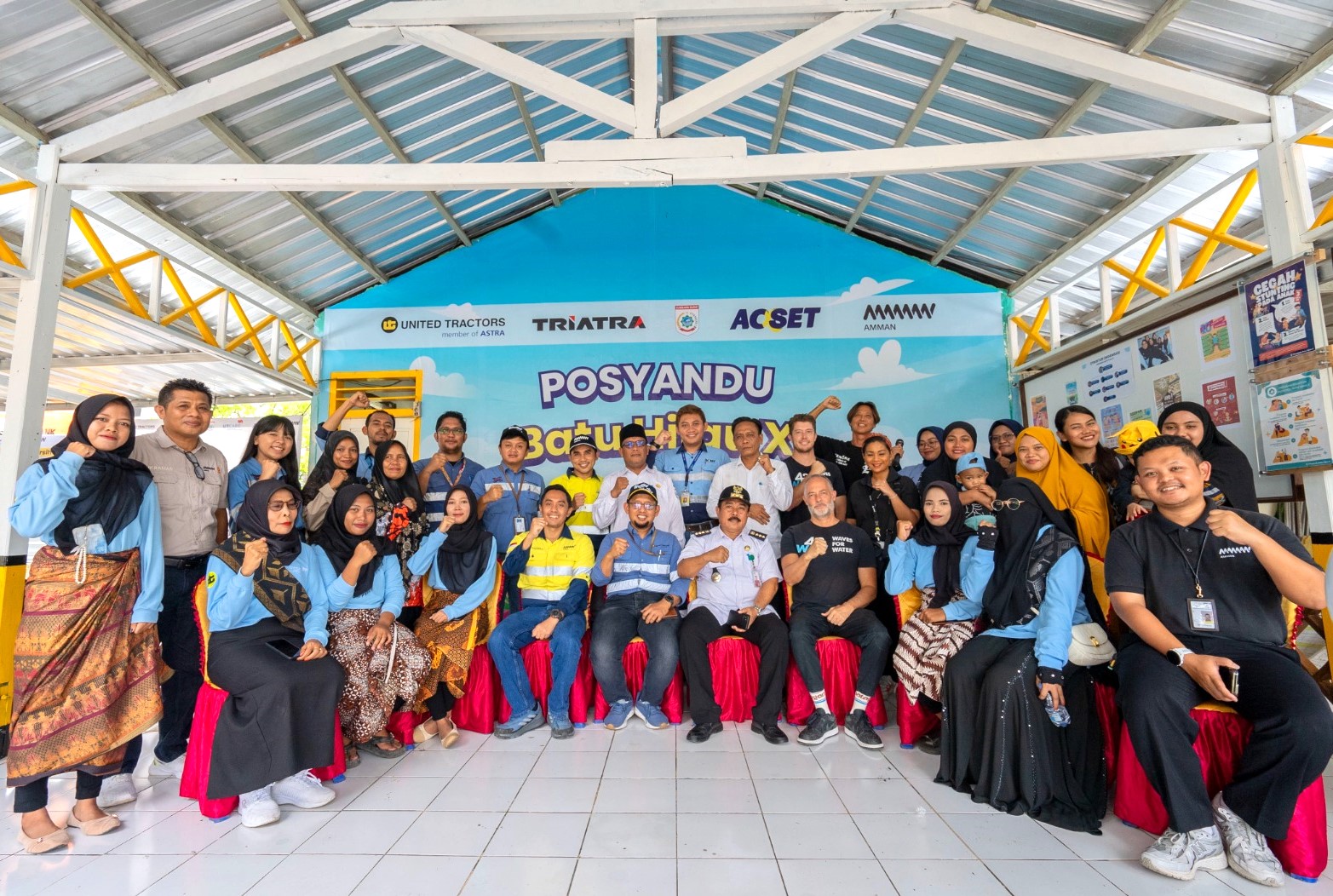 Group photo of UT, AMMAN, and health cadres during the inauguration of Batu Hijau X Health Post in Pasir Putih Village, Maluk