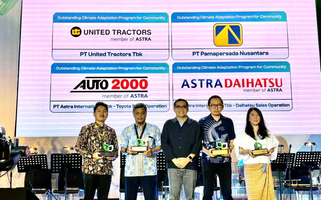 Wujudkan Keberlanjutan Lingkungan, United Tractors Raih Apresiasi Outstanding Climate Adaptation Program for Community dari Astra